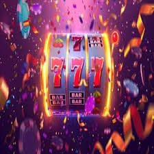 qq79 VIP Myanmar ကစားသမားများ ဘောလုံးနှင့် Esports ကြည့်ရှုကစားနေသောမြင်ကွင်း