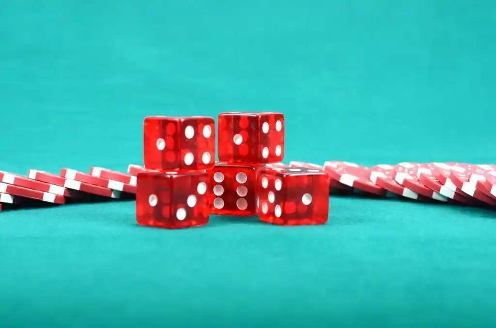 qq79 VIP Club ကစားသမားများ Slots နှင့် Live Casino ဂိမ်းများ ကစားနေသောမြင်ကွင်း